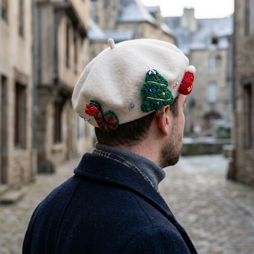 Béret de Noël en laine mélangée porté, vue de dos en gros plan