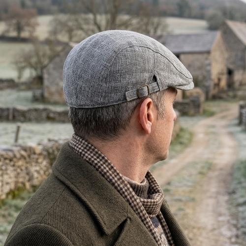 Béret d'été respirant effet lin porté, vue de dos en gros plan